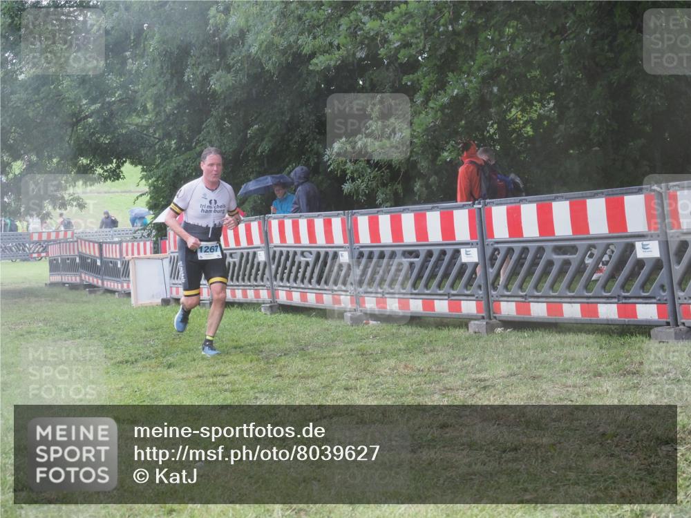 21.06.2025 - 27. Vierlanden-Triathlon KatJ http://msf.ph/oto/8039627 15.06.2025 14:23:47 Ziel 1184, 1267, 1300 meine-sportfotos.de