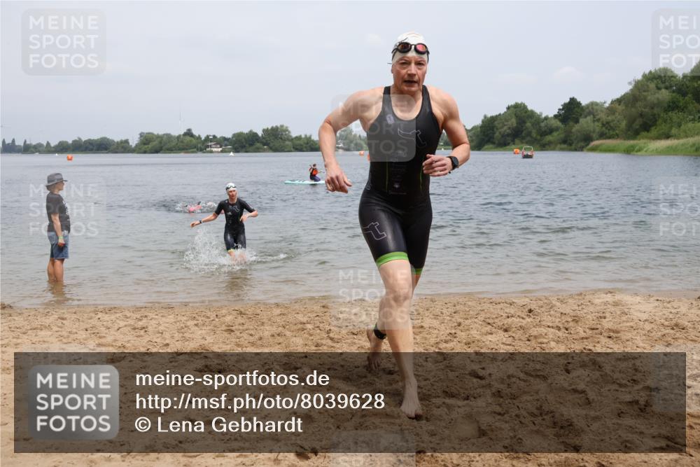 21.06.2025 - 27. Vierlanden-Triathlon Lena Gebhardt http://msf.ph/oto/8039628 15.06.2025 12:35:49 Schwimmen 1081, 1082, 1083, 1084 meine-sportfotos.de