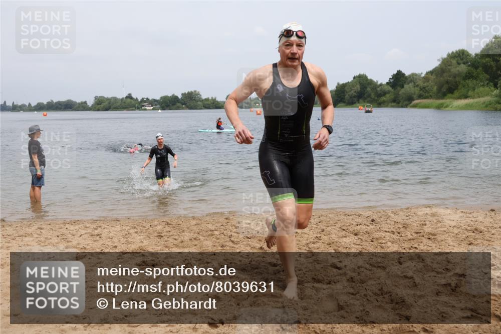 21.06.2025 - 27. Vierlanden-Triathlon Lena Gebhardt http://msf.ph/oto/8039631 15.06.2025 12:35:49 Schwimmen 1081, 1082, 1083, 1084 meine-sportfotos.de