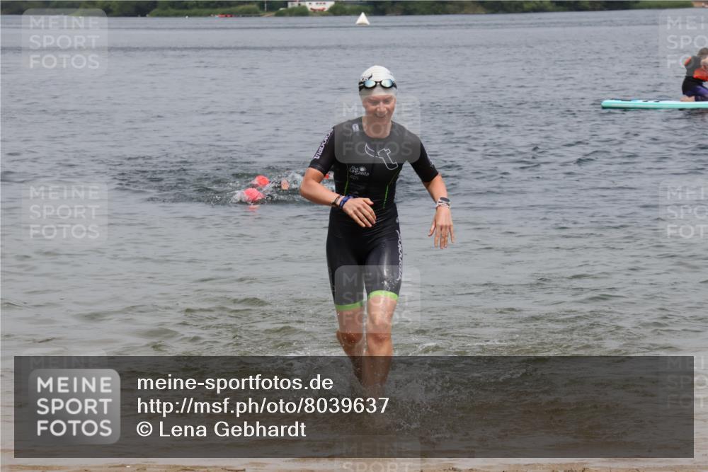 21.06.2025 - 27. Vierlanden-Triathlon Lena Gebhardt http://msf.ph/oto/8039637 15.06.2025 12:35:50 Schwimmen 1081, 1082, 1083, 1084 meine-sportfotos.de