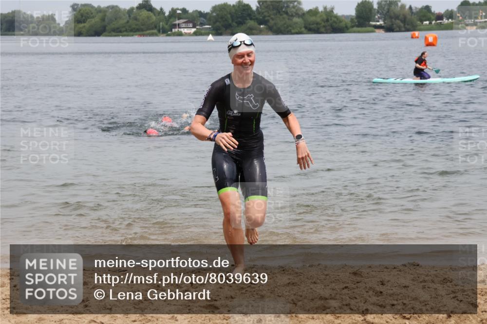 21.06.2025 - 27. Vierlanden-Triathlon Lena Gebhardt http://msf.ph/oto/8039639 15.06.2025 12:35:51 Schwimmen 1081, 1082, 1083, 1084 meine-sportfotos.de