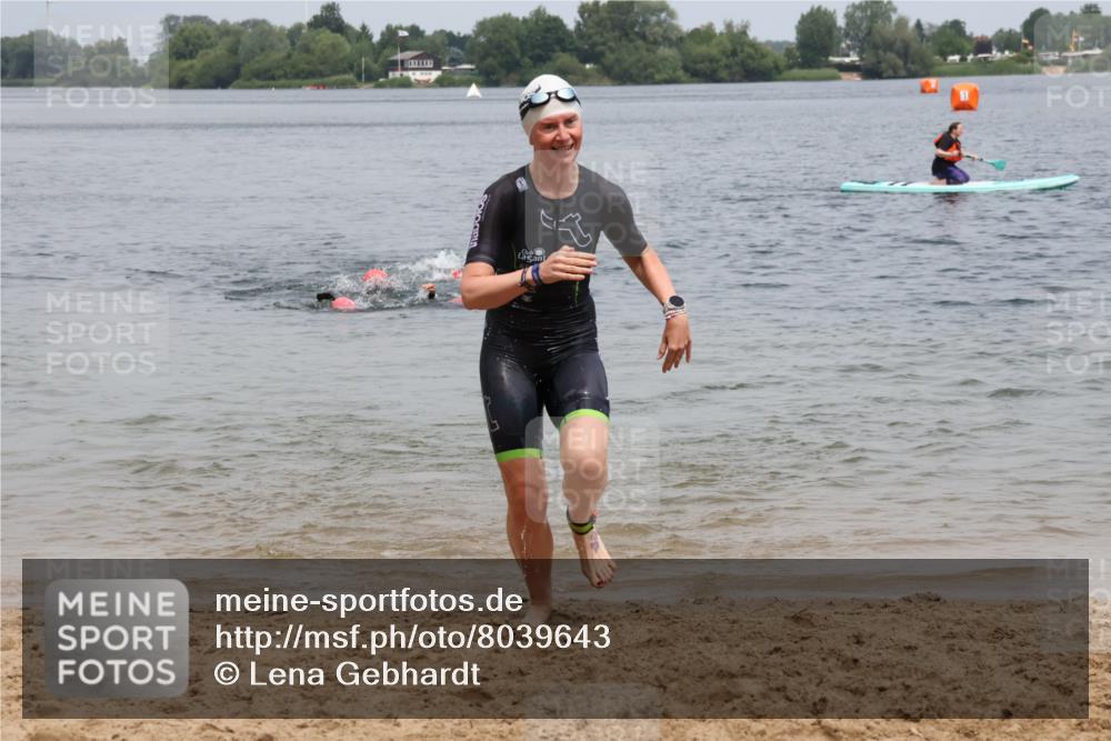 21.06.2025 - 27. Vierlanden-Triathlon Lena Gebhardt http://msf.ph/oto/8039643 15.06.2025 12:35:51 Schwimmen 1081, 1082, 1083, 1084 meine-sportfotos.de