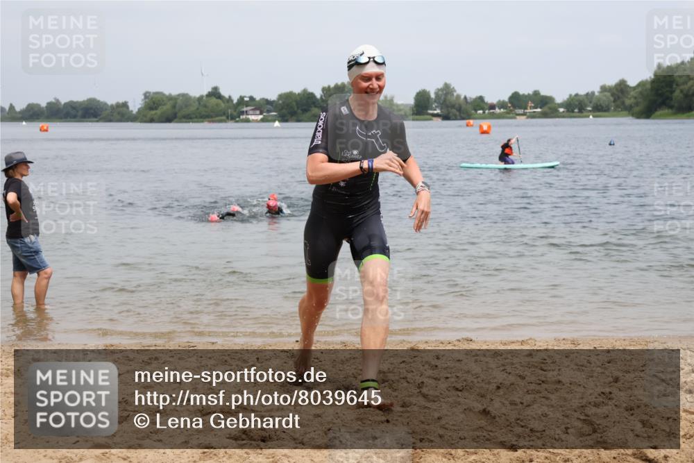 21.06.2025 - 27. Vierlanden-Triathlon Lena Gebhardt http://msf.ph/oto/8039645 15.06.2025 12:35:52 Schwimmen 1081, 1082, 1083, 1084 meine-sportfotos.de
