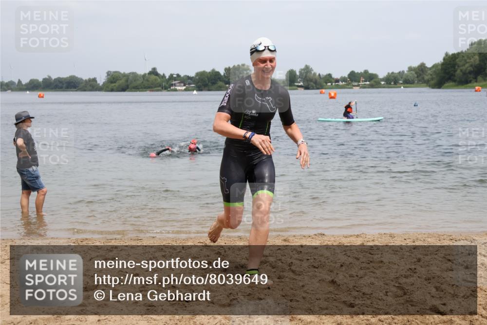 21.06.2025 - 27. Vierlanden-Triathlon Lena Gebhardt http://msf.ph/oto/8039649 15.06.2025 12:35:52 Schwimmen 1081, 1082, 1083, 1084 meine-sportfotos.de
