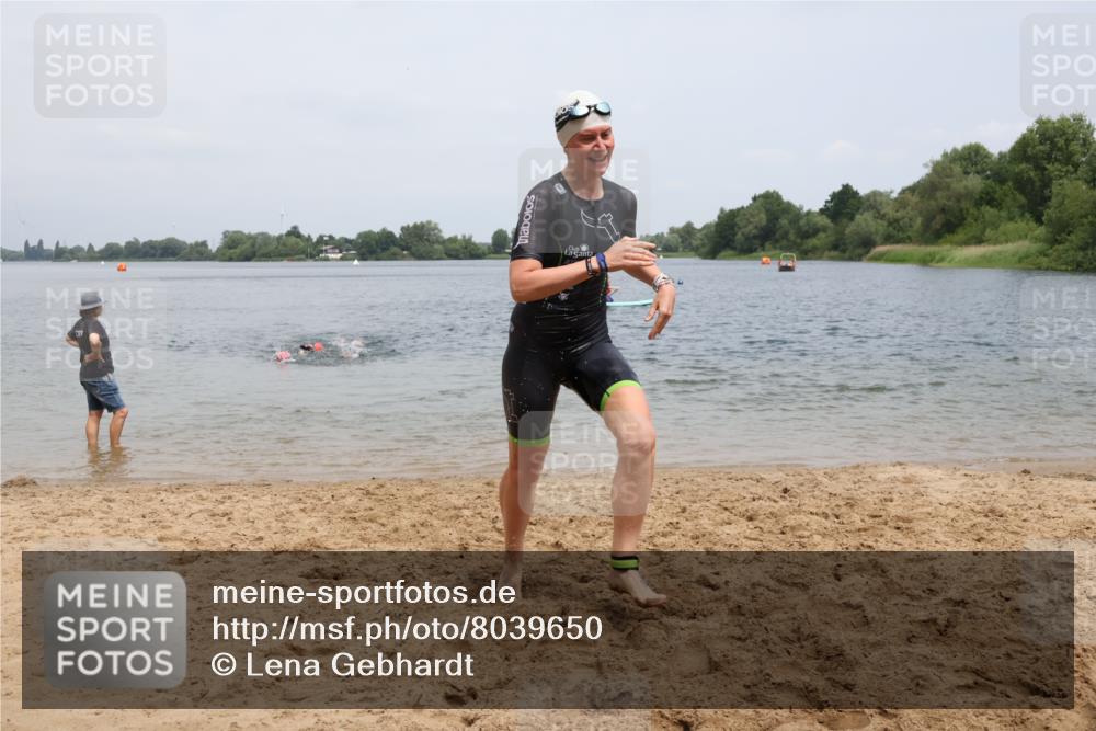 21.06.2025 - 27. Vierlanden-Triathlon Lena Gebhardt http://msf.ph/oto/8039650 15.06.2025 12:35:53 Schwimmen 1081, 1082, 1083, 1084 meine-sportfotos.de