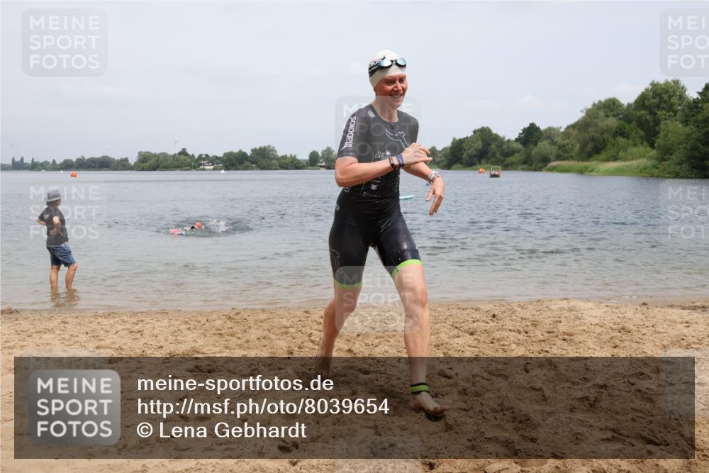 21.06.2025 - 27. Vierlanden-Triathlon Lena Gebhardt http://msf.ph/oto/8039654 15.06.2025 12:35:53 Schwimmen 1081, 1082, 1083, 1084 meine-sportfotos.de