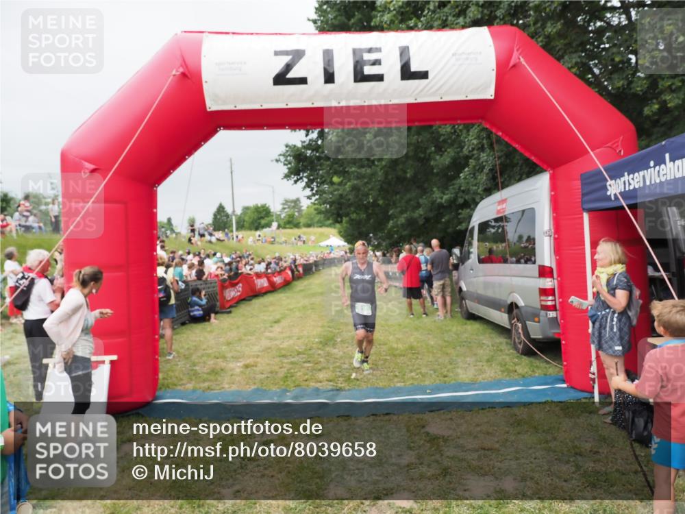 21.06.2025 - 27. Vierlanden-Triathlon MichiJ http://msf.ph/oto/8039658 15.06.2026 13:21:26 Ziel 810 meine-sportfotos.de