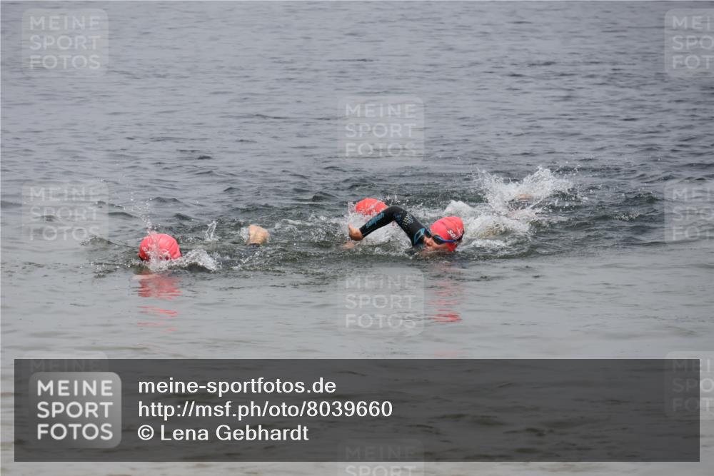 21.06.2025 - 27. Vierlanden-Triathlon Lena Gebhardt http://msf.ph/oto/8039660 15.06.2025 12:35:55 Schwimmen 1081, 1083, 1084 meine-sportfotos.de