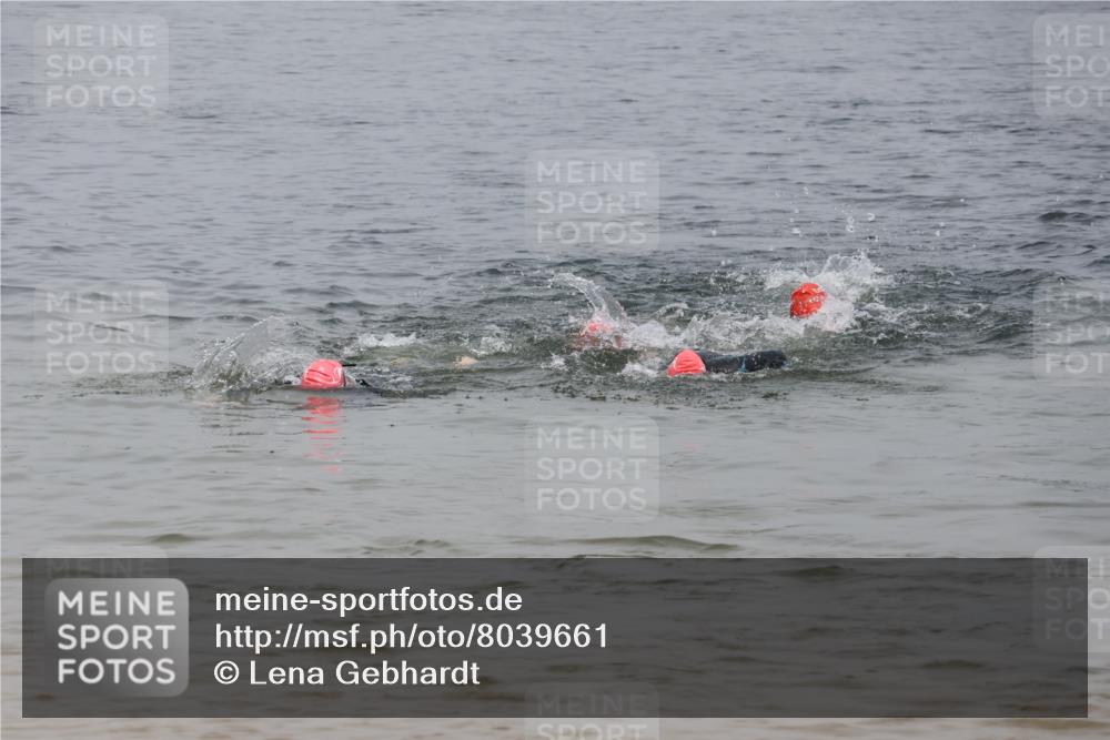 21.06.2025 - 27. Vierlanden-Triathlon Lena Gebhardt http://msf.ph/oto/8039661 15.06.2025 12:35:55 Schwimmen 1081, 1083, 1084 meine-sportfotos.de