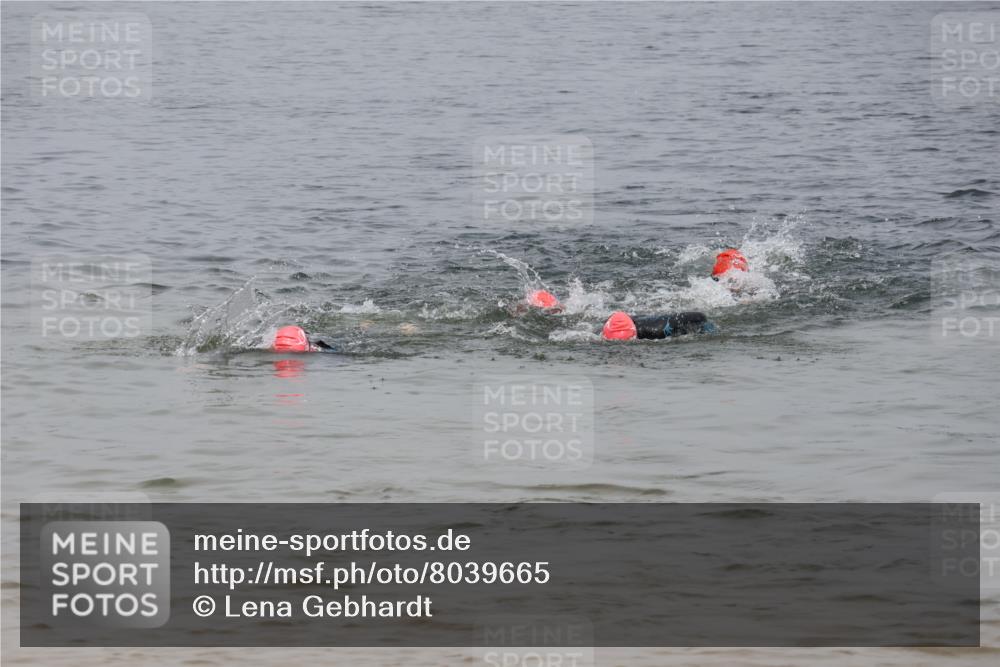 21.06.2025 - 27. Vierlanden-Triathlon Lena Gebhardt http://msf.ph/oto/8039665 15.06.2025 12:35:55 Schwimmen 1081, 1083, 1084 meine-sportfotos.de