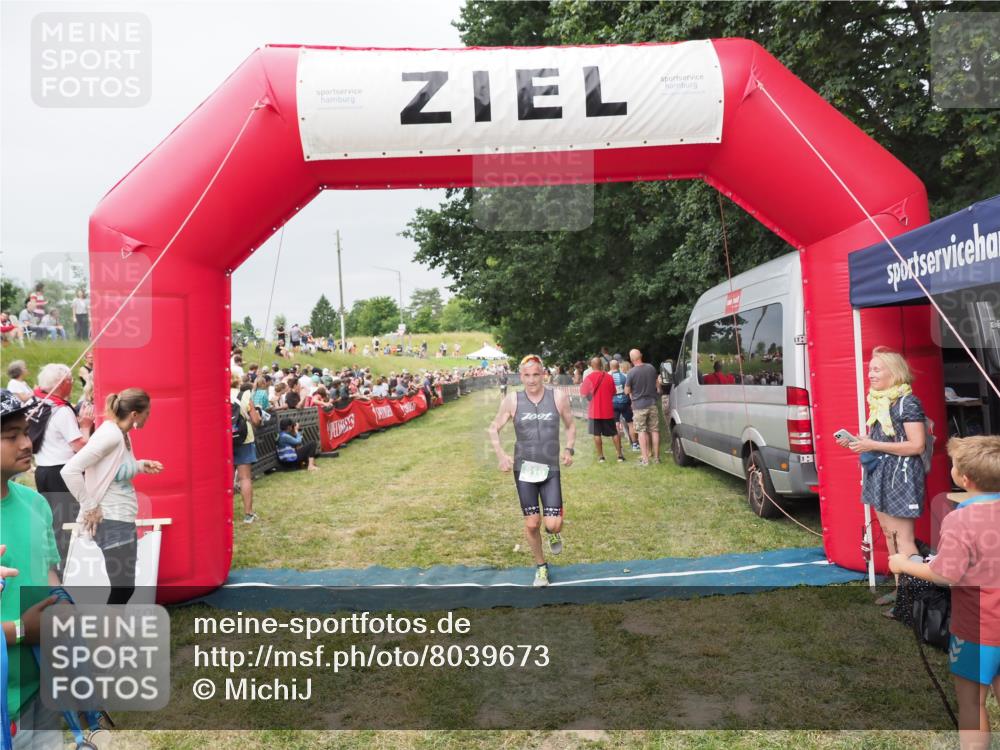 21.06.2025 - 27. Vierlanden-Triathlon MichiJ http://msf.ph/oto/8039673 15.06.2026 13:21:26 Ziel 810 meine-sportfotos.de