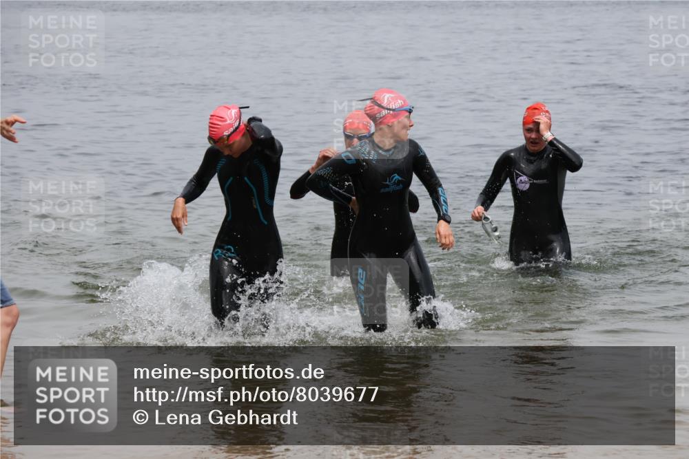 21.06.2025 - 27. Vierlanden-Triathlon Lena Gebhardt http://msf.ph/oto/8039677 15.06.2025 12:36:01 Schwimmen 1083, 1089, 1090, 1091, 1092 meine-sportfotos.de