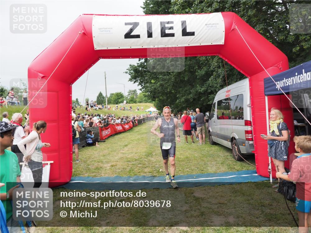 21.06.2025 - 27. Vierlanden-Triathlon MichiJ http://msf.ph/oto/8039678 15.06.2026 13:21:26 Ziel 810 meine-sportfotos.de