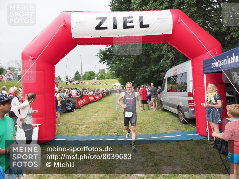21.06.2025 - 27. Vierlanden-Triathlon MichiJ http://msf.ph/oto/8039683 15.06.2026 13:21:26 Ziel 810 meine-sportfotos.de