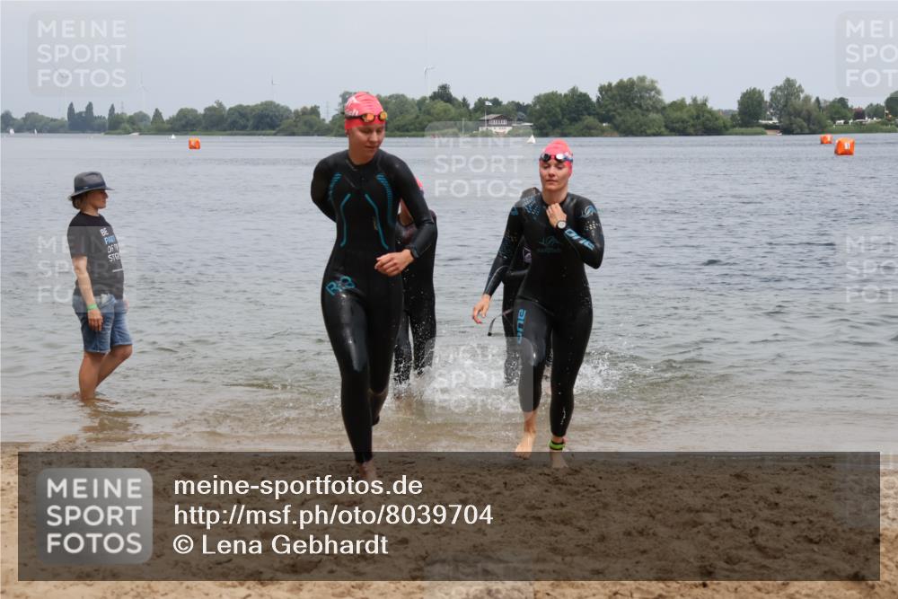 21.06.2025 - 27. Vierlanden-Triathlon Lena Gebhardt http://msf.ph/oto/8039704 15.06.2025 12:36:05 Schwimmen 1089, 1090, 1091, 1092 meine-sportfotos.de