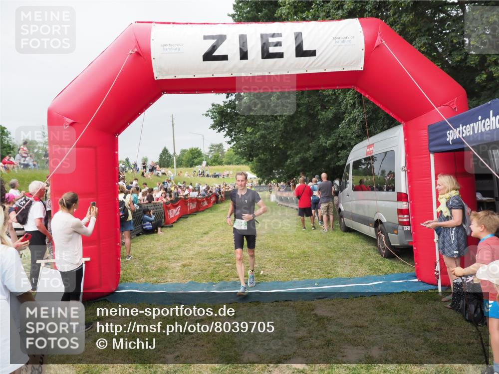 21.06.2025 - 27. Vierlanden-Triathlon MichiJ http://msf.ph/oto/8039705 15.06.2026 13:21:37 Ziel 805 meine-sportfotos.de