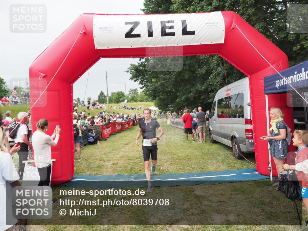 21.06.2025 - 27. Vierlanden-Triathlon MichiJ http://msf.ph/oto/8039708 15.06.2026 13:21:37 Ziel 805 meine-sportfotos.de