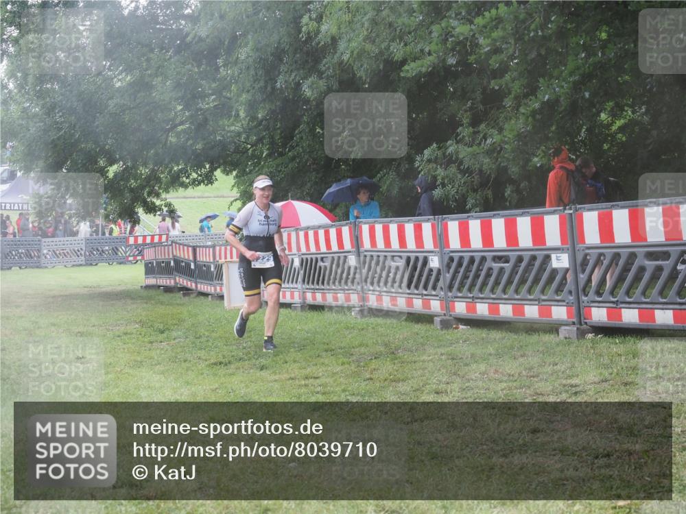 21.06.2025 - 27. Vierlanden-Triathlon KatJ http://msf.ph/oto/8039710 15.06.2025 14:24:09 Ziel 1229, 1231 meine-sportfotos.de