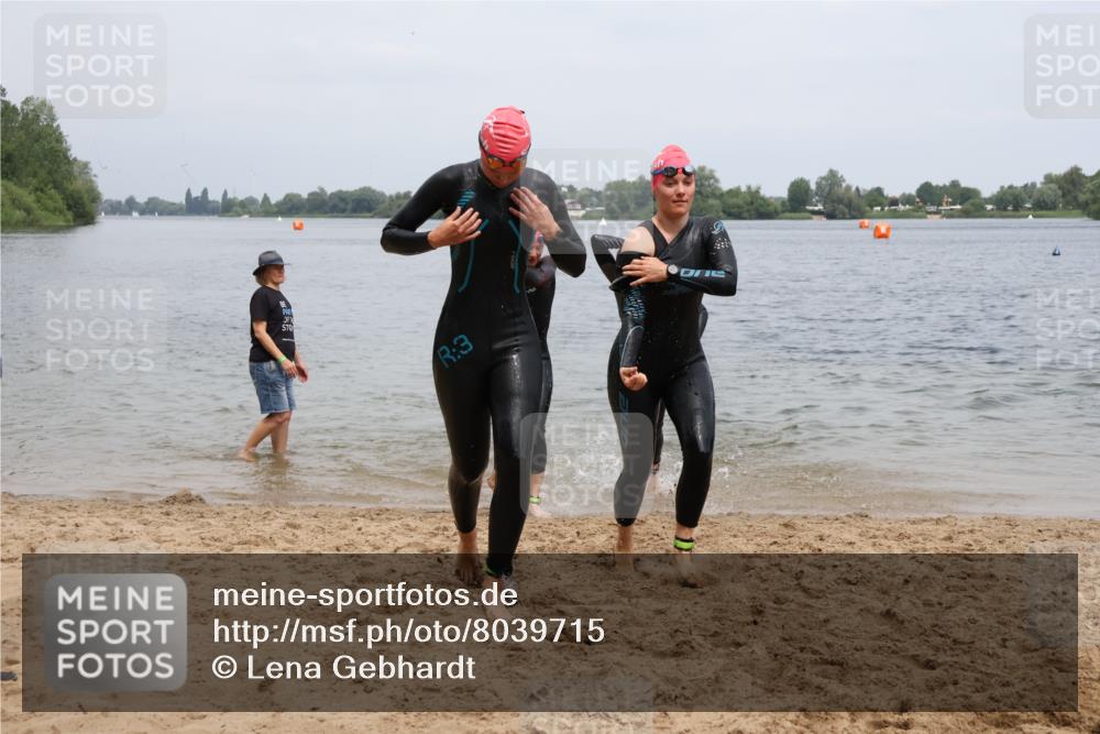 21.06.2025 - 27. Vierlanden-Triathlon Lena Gebhardt http://msf.ph/oto/8039715 15.06.2025 12:36:06 Schwimmen 1089, 1090, 1091, 1092 meine-sportfotos.de
