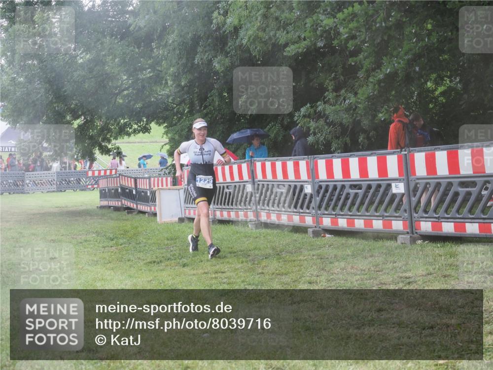 21.06.2025 - 27. Vierlanden-Triathlon KatJ http://msf.ph/oto/8039716 15.06.2025 14:24:09 Ziel 1229, 1231 meine-sportfotos.de