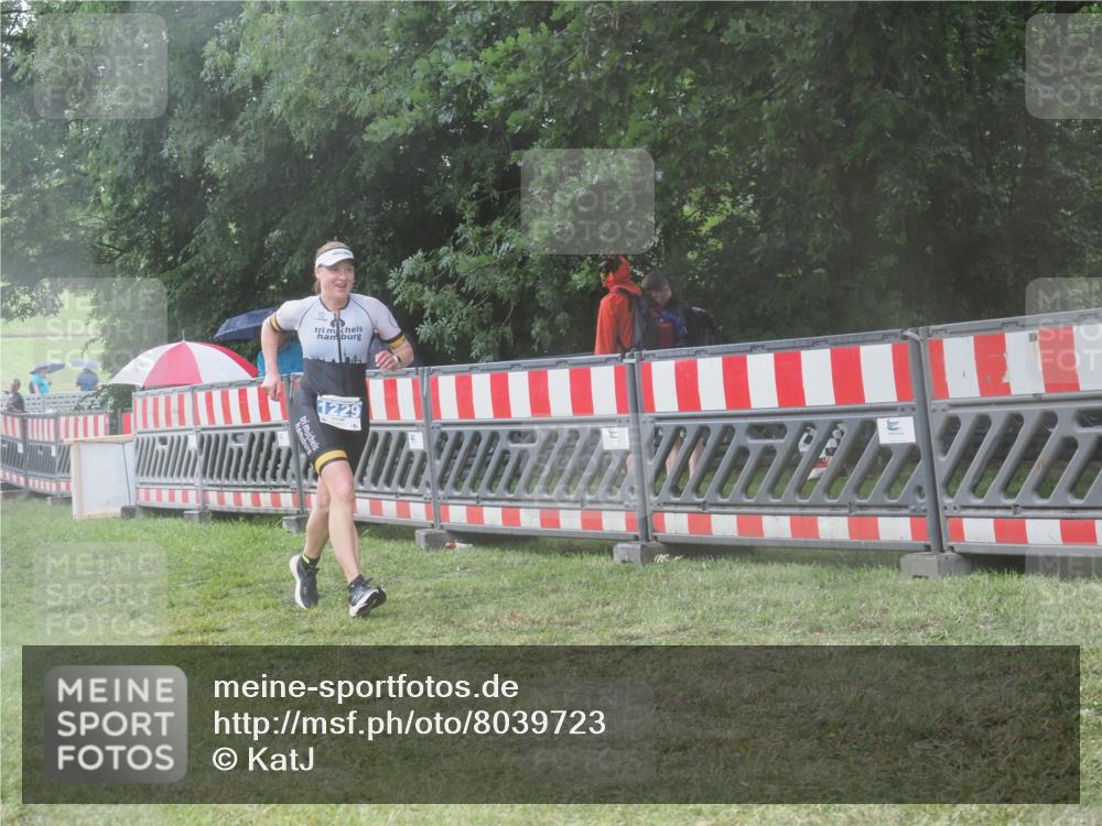 21.06.2025 - 27. Vierlanden-Triathlon KatJ http://msf.ph/oto/8039723 15.06.2025 14:24:10 Ziel 1229, 1231 meine-sportfotos.de