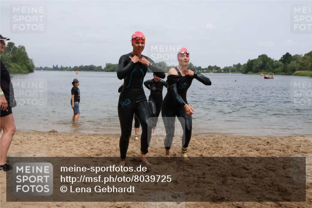 21.06.2025 - 27. Vierlanden-Triathlon Lena Gebhardt http://msf.ph/oto/8039725 15.06.2025 12:36:07 Schwimmen 1089, 1090, 1091, 1092 meine-sportfotos.de