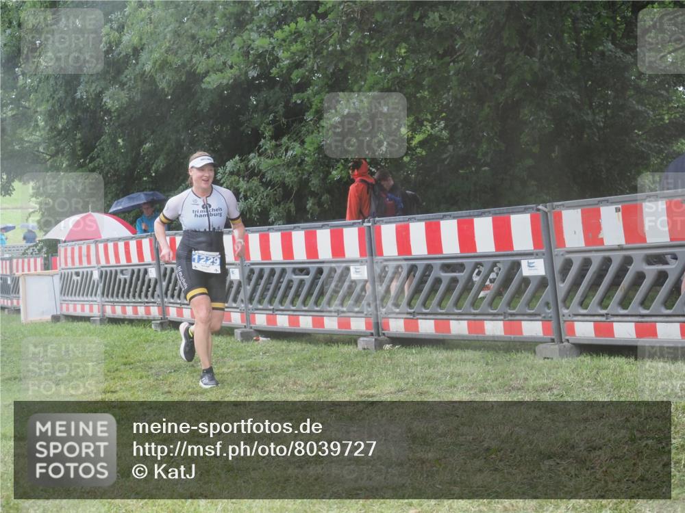 21.06.2025 - 27. Vierlanden-Triathlon KatJ http://msf.ph/oto/8039727 15.06.2025 14:24:10 Ziel 1229, 1231 meine-sportfotos.de