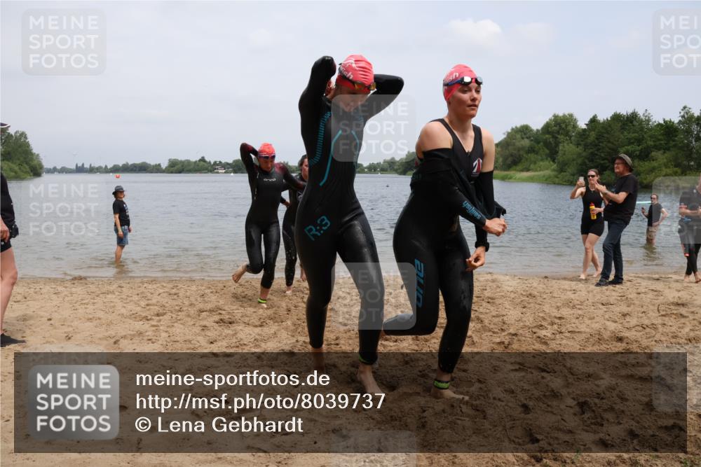21.06.2025 - 27. Vierlanden-Triathlon Lena Gebhardt http://msf.ph/oto/8039737 15.06.2025 12:36:07 Schwimmen 1089, 1090, 1091, 1092 meine-sportfotos.de