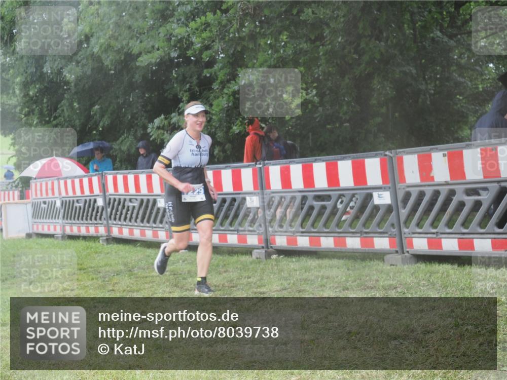 21.06.2025 - 27. Vierlanden-Triathlon KatJ http://msf.ph/oto/8039738 15.06.2025 14:24:10 Ziel 1229, 1231 meine-sportfotos.de