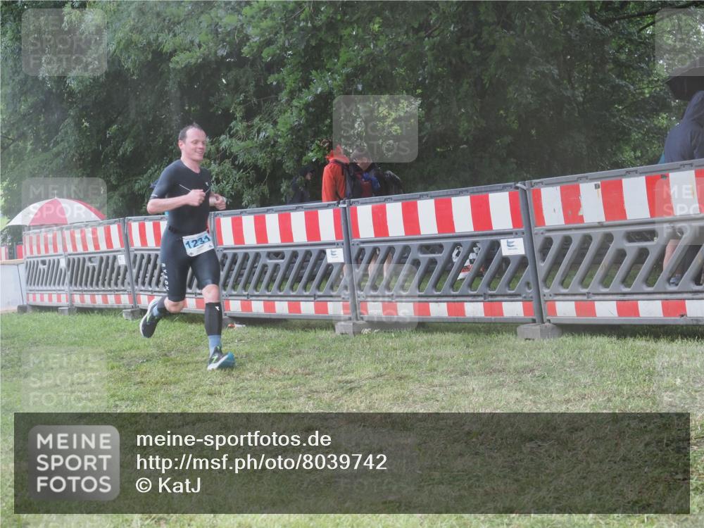 21.06.2025 - 27. Vierlanden-Triathlon KatJ http://msf.ph/oto/8039742 15.06.2025 14:24:18 Ziel 1231 meine-sportfotos.de
