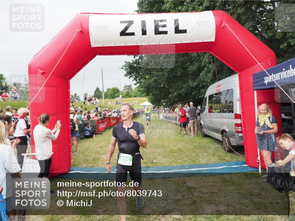 21.06.2025 - 27. Vierlanden-Triathlon MichiJ http://msf.ph/oto/8039743 15.06.2026 13:21:38 Ziel 805, 853 meine-sportfotos.de