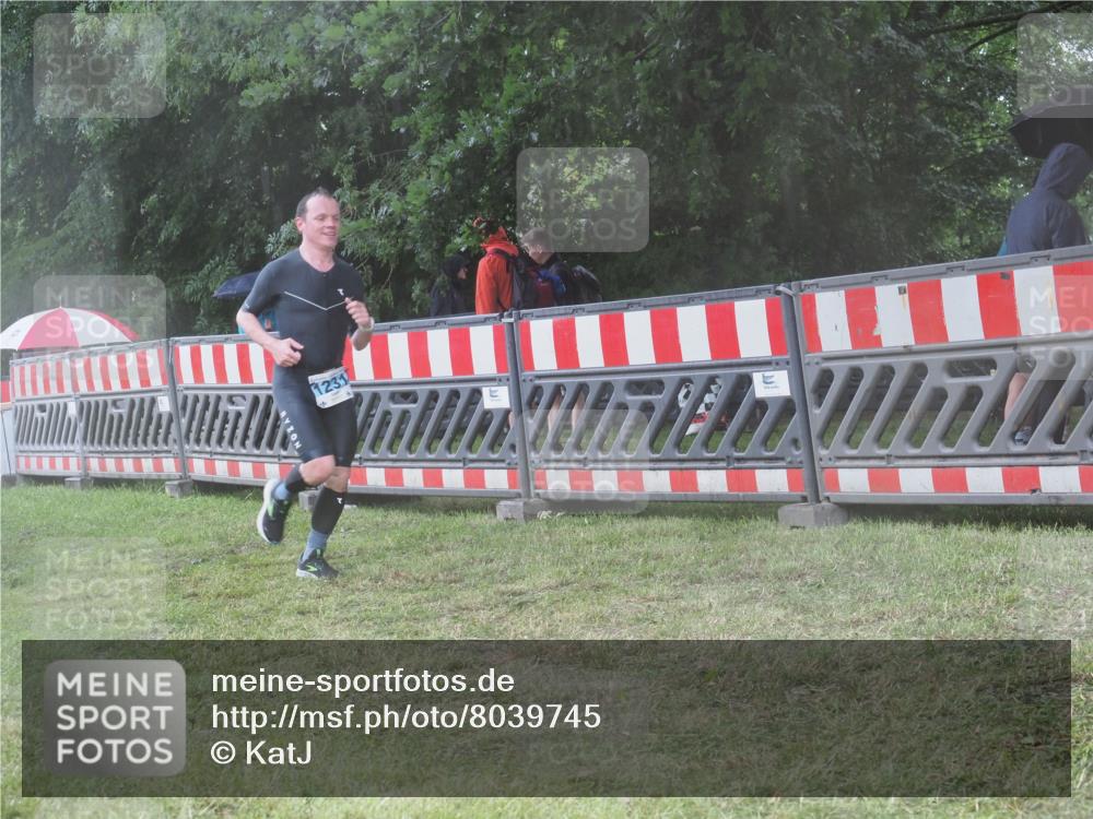 21.06.2025 - 27. Vierlanden-Triathlon KatJ http://msf.ph/oto/8039745 15.06.2025 14:24:18 Ziel 1231 meine-sportfotos.de