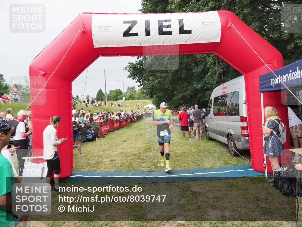 21.06.2025 - 27. Vierlanden-Triathlon MichiJ http://msf.ph/oto/8039747 15.06.2026 13:21:41 Ziel 805, 853 meine-sportfotos.de