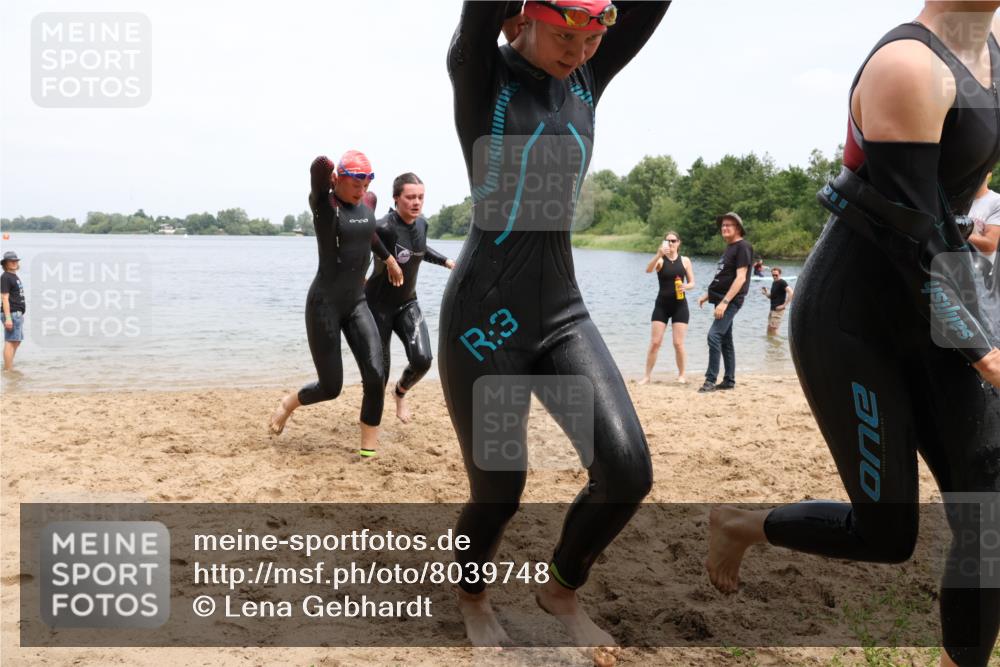 21.06.2025 - 27. Vierlanden-Triathlon Lena Gebhardt http://msf.ph/oto/8039748 15.06.2025 12:36:08 Schwimmen 1089, 1090, 1091, 1092 meine-sportfotos.de
