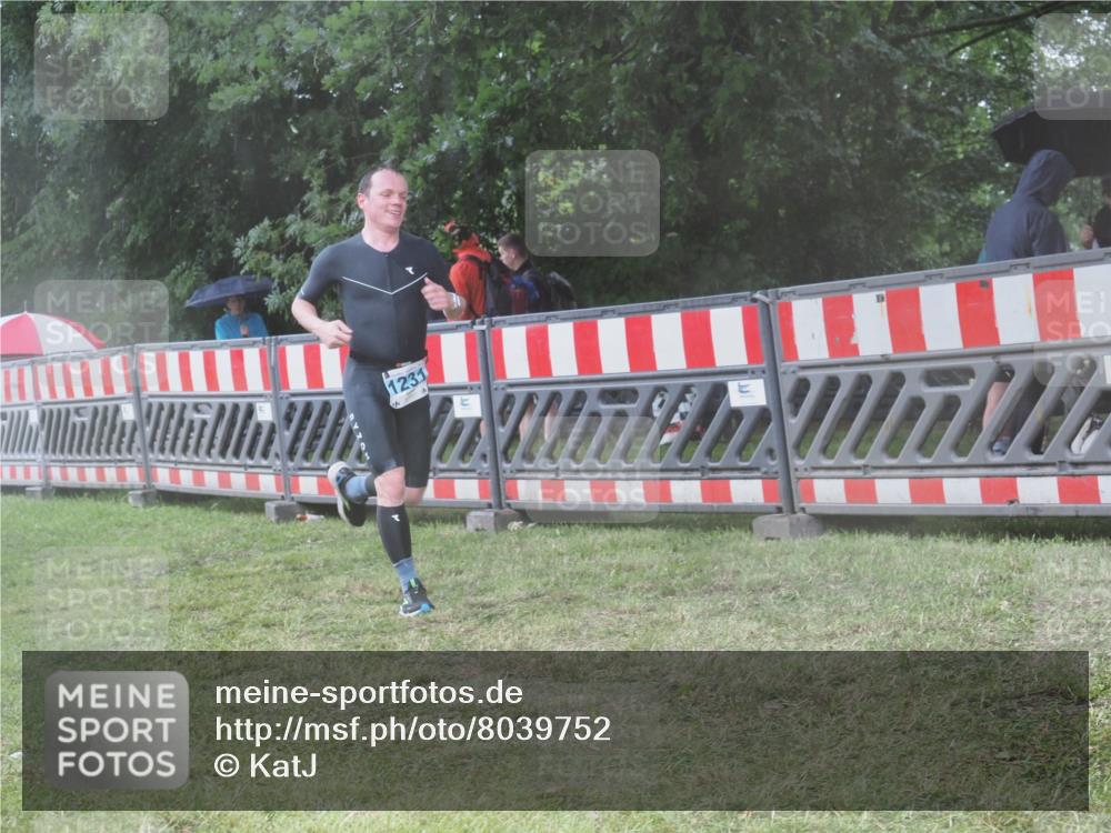 21.06.2025 - 27. Vierlanden-Triathlon KatJ http://msf.ph/oto/8039752 15.06.2025 14:24:18 Ziel 1231 meine-sportfotos.de