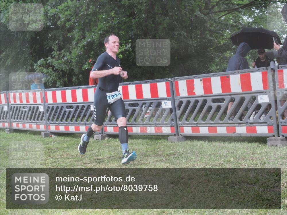 21.06.2025 - 27. Vierlanden-Triathlon KatJ http://msf.ph/oto/8039758 15.06.2025 14:24:18 Ziel 1231 meine-sportfotos.de