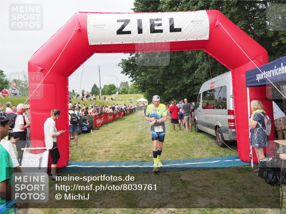 21.06.2025 - 27. Vierlanden-Triathlon MichiJ http://msf.ph/oto/8039761 15.06.2026 13:21:42 Ziel 805, 853 meine-sportfotos.de