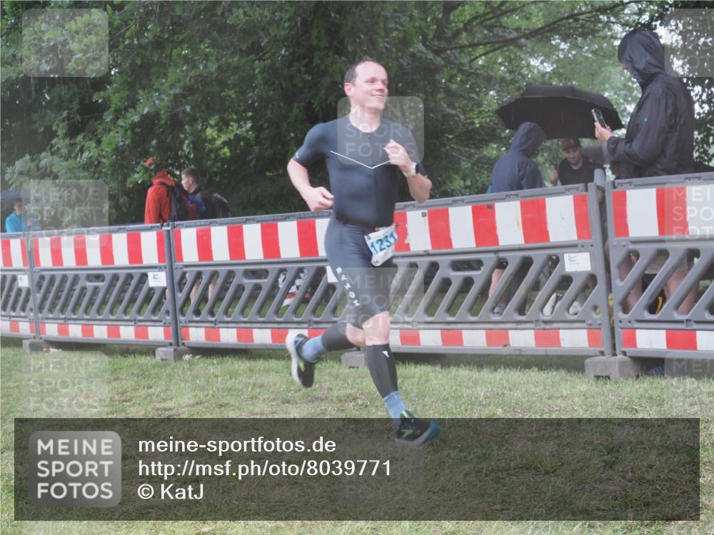 21.06.2025 - 27. Vierlanden-Triathlon KatJ http://msf.ph/oto/8039771 15.06.2025 14:24:19 Ziel 1231 meine-sportfotos.de