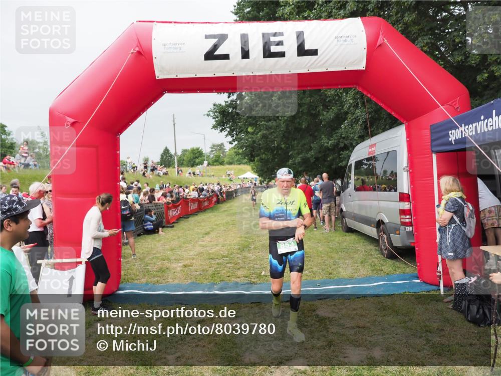 21.06.2025 - 27. Vierlanden-Triathlon MichiJ http://msf.ph/oto/8039780 15.06.2026 13:21:42 Ziel 805, 853 meine-sportfotos.de