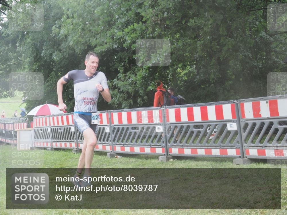 21.06.2025 - 27. Vierlanden-Triathlon KatJ http://msf.ph/oto/8039787 15.06.2025 14:24:31 Ziel 1258 meine-sportfotos.de