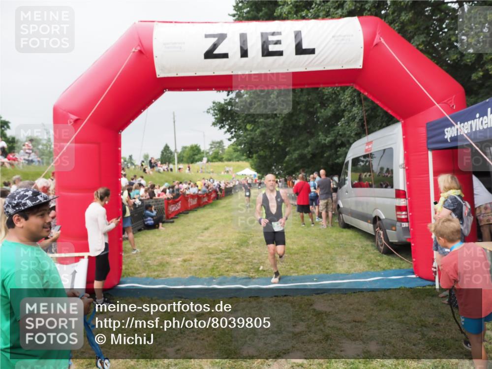 21.06.2025 - 27. Vierlanden-Triathlon MichiJ http://msf.ph/oto/8039805 15.06.2026 13:21:48 Ziel 844, 853 meine-sportfotos.de