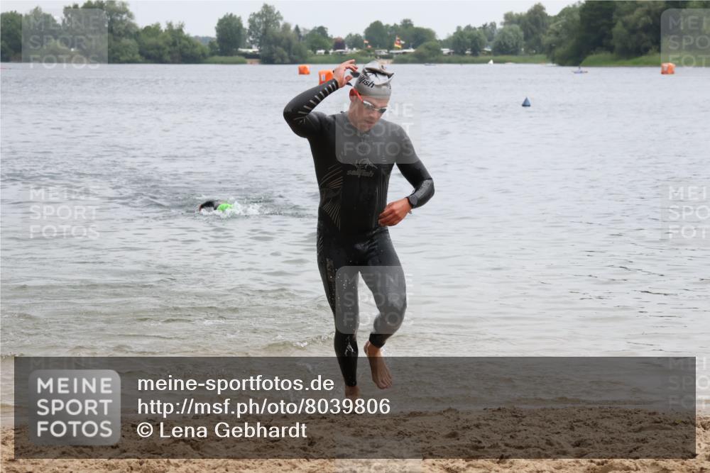 21.06.2025 - 27. Vierlanden-Triathlon Lena Gebhardt http://msf.ph/oto/8039806 15.06.2025 12:53:02 Schwimmen  meine-sportfotos.de