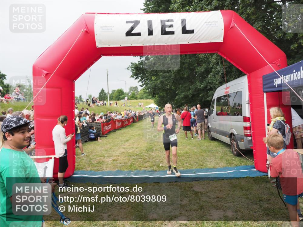 21.06.2025 - 27. Vierlanden-Triathlon MichiJ http://msf.ph/oto/8039809 15.06.2026 13:21:48 Ziel 844, 853 meine-sportfotos.de