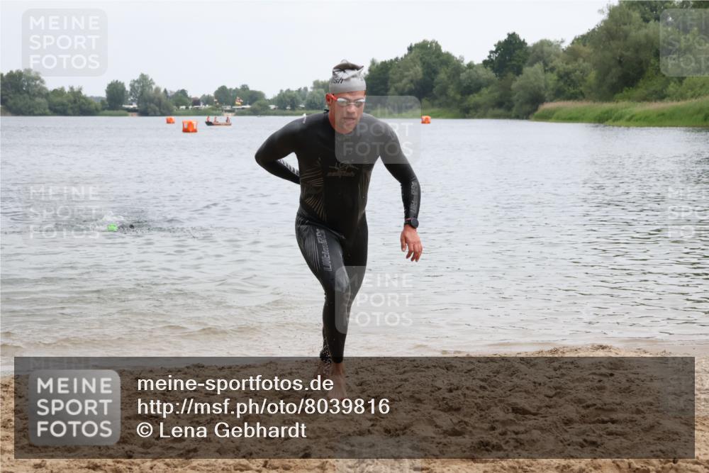 21.06.2025 - 27. Vierlanden-Triathlon Lena Gebhardt http://msf.ph/oto/8039816 15.06.2025 12:53:03 Schwimmen  meine-sportfotos.de