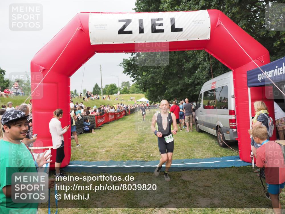 21.06.2025 - 27. Vierlanden-Triathlon MichiJ http://msf.ph/oto/8039820 15.06.2026 13:21:49 Ziel 844, 853 meine-sportfotos.de