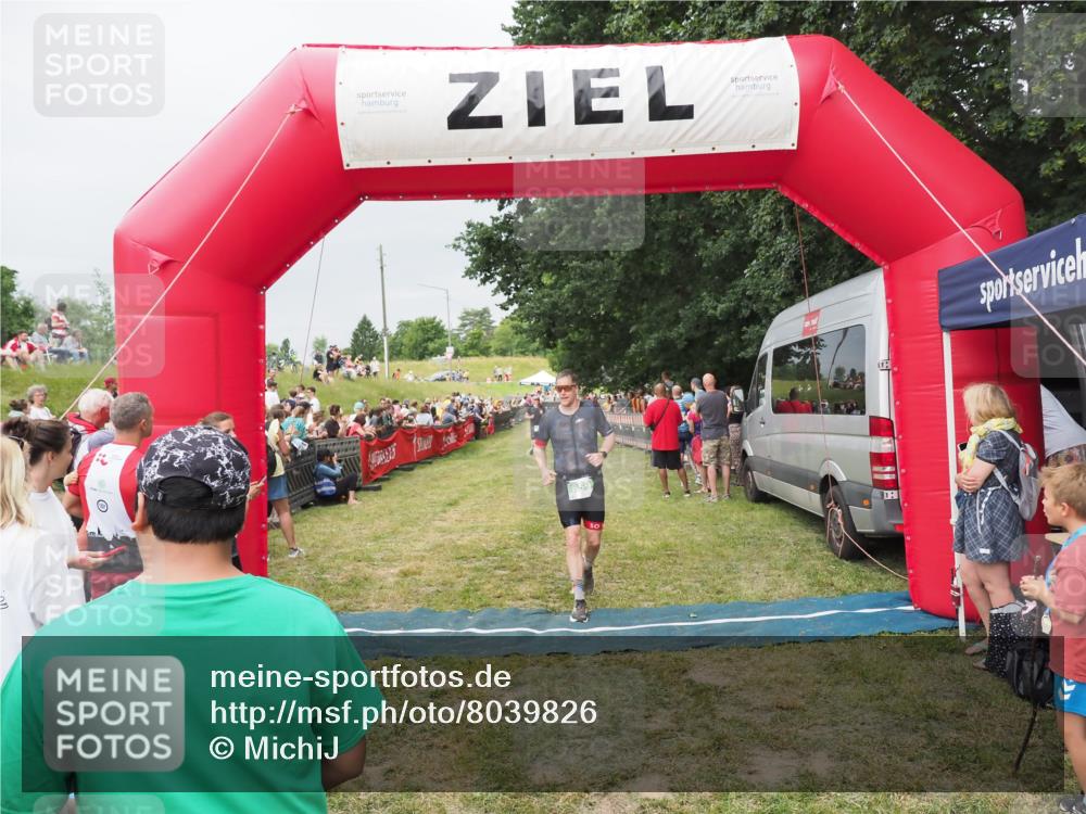 21.06.2025 - 27. Vierlanden-Triathlon MichiJ http://msf.ph/oto/8039826 15.06.2026 13:21:54 Ziel 844, 859 meine-sportfotos.de