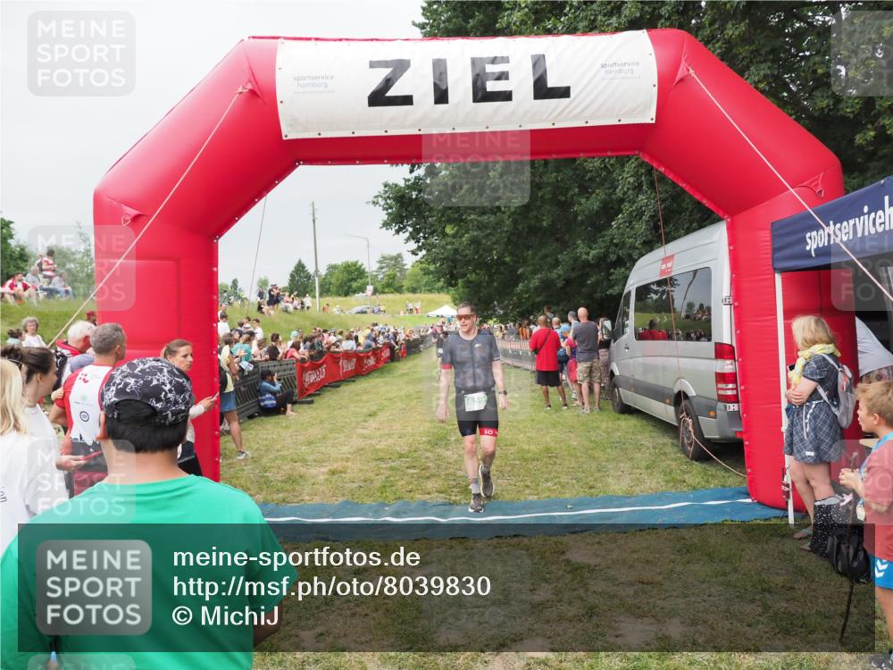 21.06.2025 - 27. Vierlanden-Triathlon MichiJ http://msf.ph/oto/8039830 15.06.2026 13:21:54 Ziel 844, 859 meine-sportfotos.de