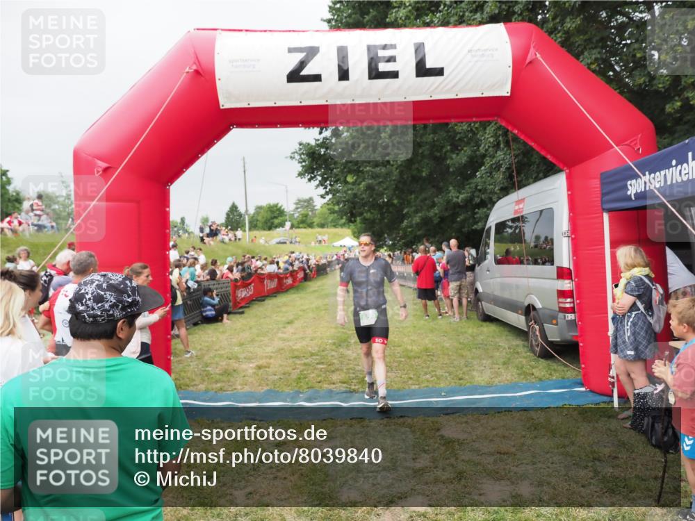21.06.2025 - 27. Vierlanden-Triathlon MichiJ http://msf.ph/oto/8039840 15.06.2026 13:21:54 Ziel 844, 859 meine-sportfotos.de
