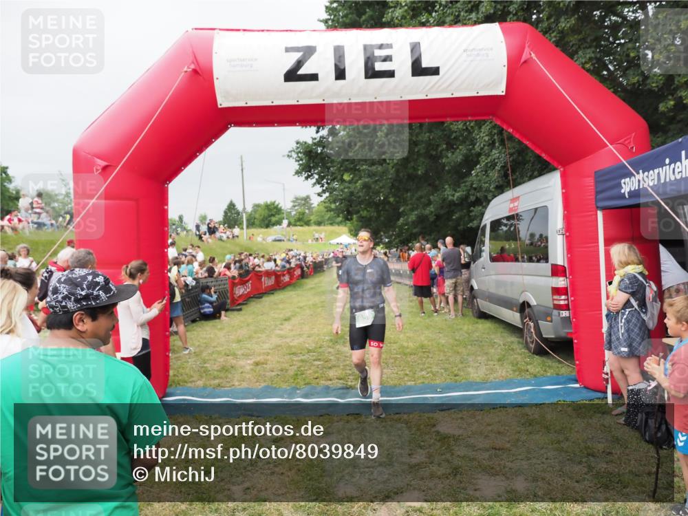 21.06.2025 - 27. Vierlanden-Triathlon MichiJ http://msf.ph/oto/8039849 15.06.2026 13:21:55 Ziel 746, 844, 859 meine-sportfotos.de
