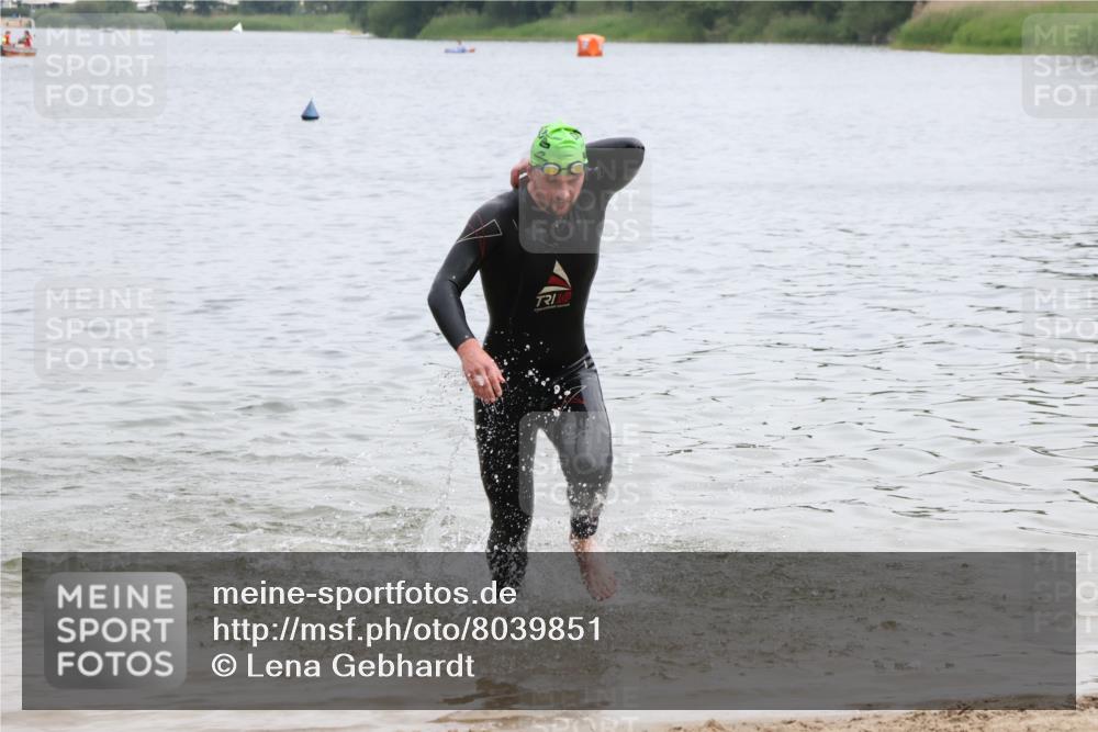 21.06.2025 - 27. Vierlanden-Triathlon Lena Gebhardt http://msf.ph/oto/8039851 15.06.2025 12:53:11 Schwimmen  meine-sportfotos.de